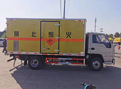 南湖爆破器材运输车技术升级与安全合规新趋势
